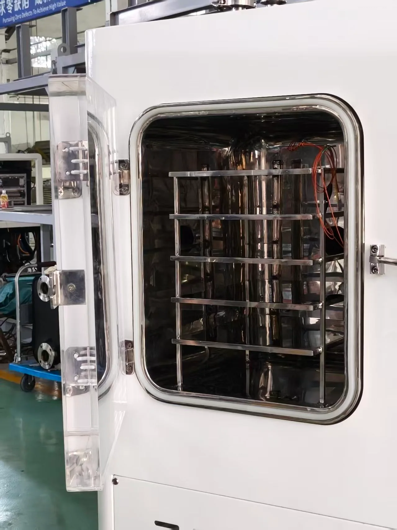 Freeze dryer chamber and production shelves